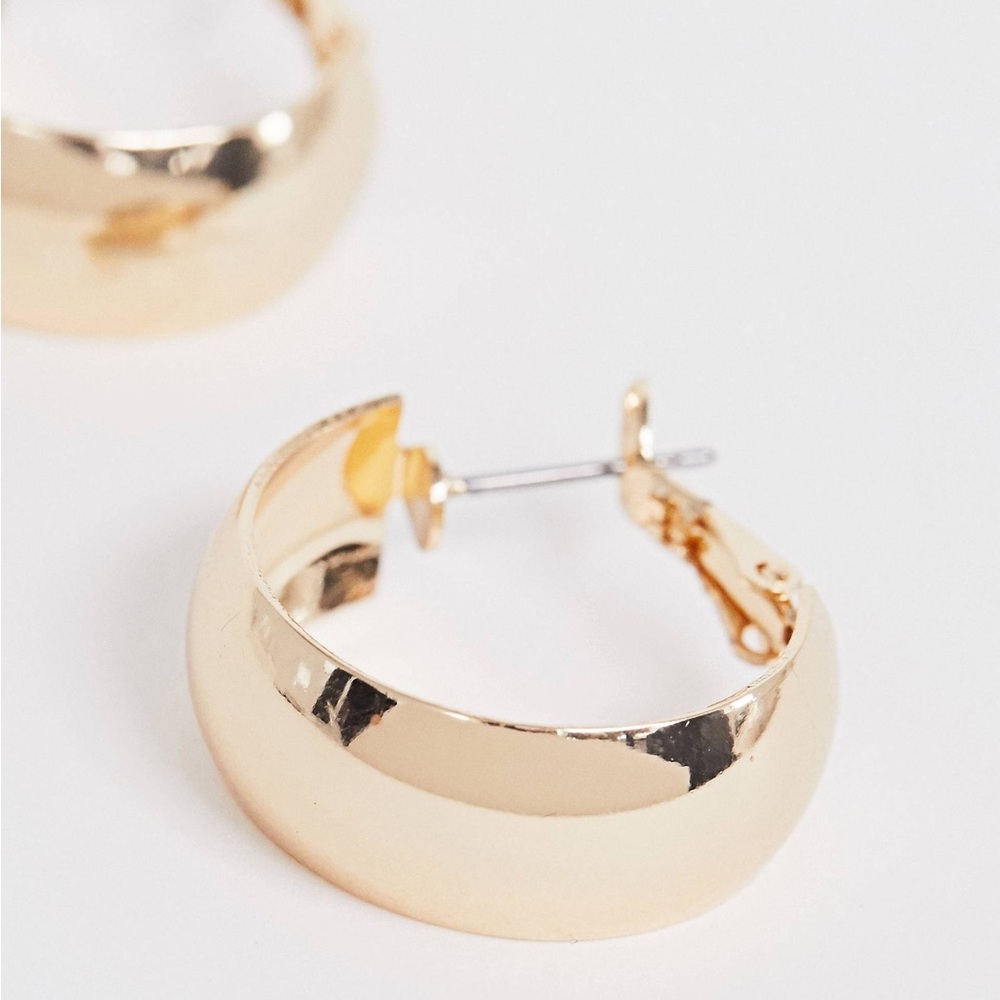 New Lulu’s Woman’s Trendy Minimalist My Oh My Gold Hoop Earrings - Picture 13 of 15